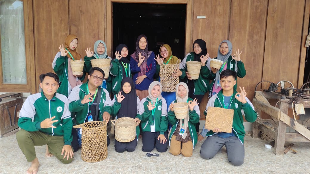 Pelatihan Kerajinan Berbasis Alam di Alas Purwo